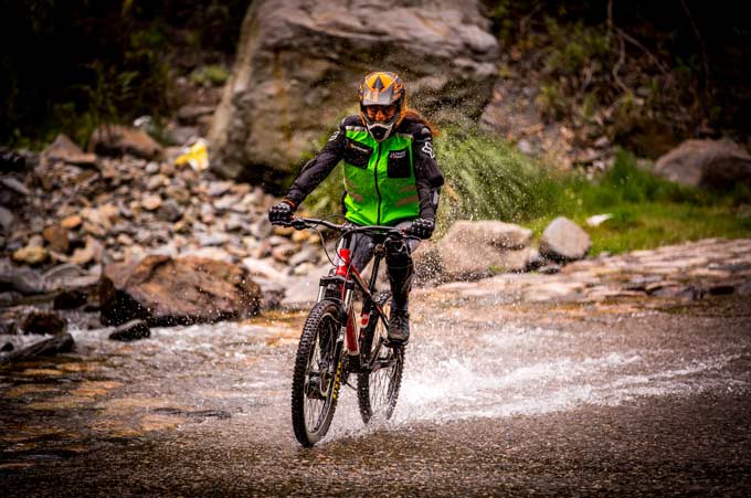 Downhill-biking in the Inka Jungle