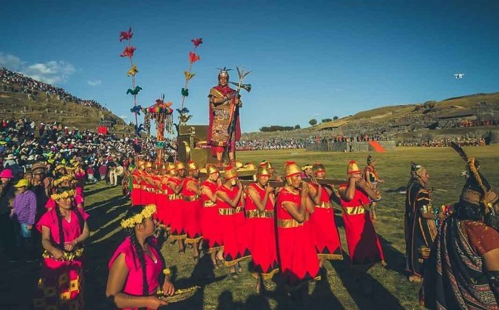 A vibrant momenPerformers reenact the Inti Raymi festival at Sacsayhuamán, Cusco, Perut from the Cusco festival of Inti Raymi comes to life in this photo, where performers dressed in traditional Inca attire reenact ancient ceremonies honoring the sun. Set against the historic backdrop of Cusco, the scene captures the energy, color, and cultural pride that make this celebration one of the most iconic events in Peru.