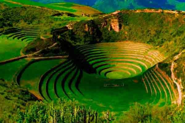 Las terrazas agrícolas circulares de Moray, en Cusco, revelan la increíble ingeniería inca, utilizadas como un antiguo laboratorio agrícola donde se experimentaban diferentes microclimas en los Andes.