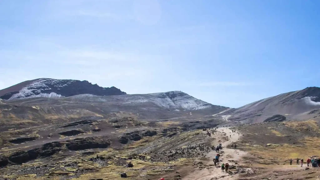 Ausangate Trek with Rainbow Mountain route,Map of the Ausangate Trek route in Cusco Peru featuring mountain passes, glacial lakes, and Andean landscapes, 